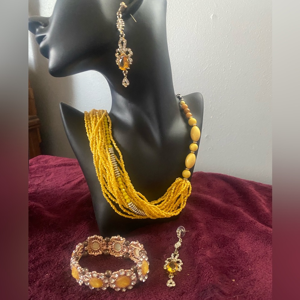 Brighten☀️your day! Yellow Beaded Necklace & Earrings, Daisy🌼Rhinestone Bracelet